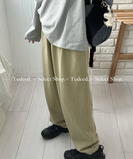 ライトカーキのスウェットパンツ