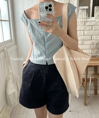 ブルーのノースリーブTシャツ