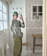 グレーの花刺繍入り長袖Tシャツ