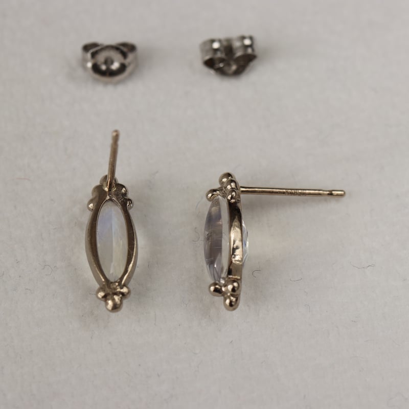 ムーンストーンピアス【K18WG】両耳1セット | RYNTBLUE