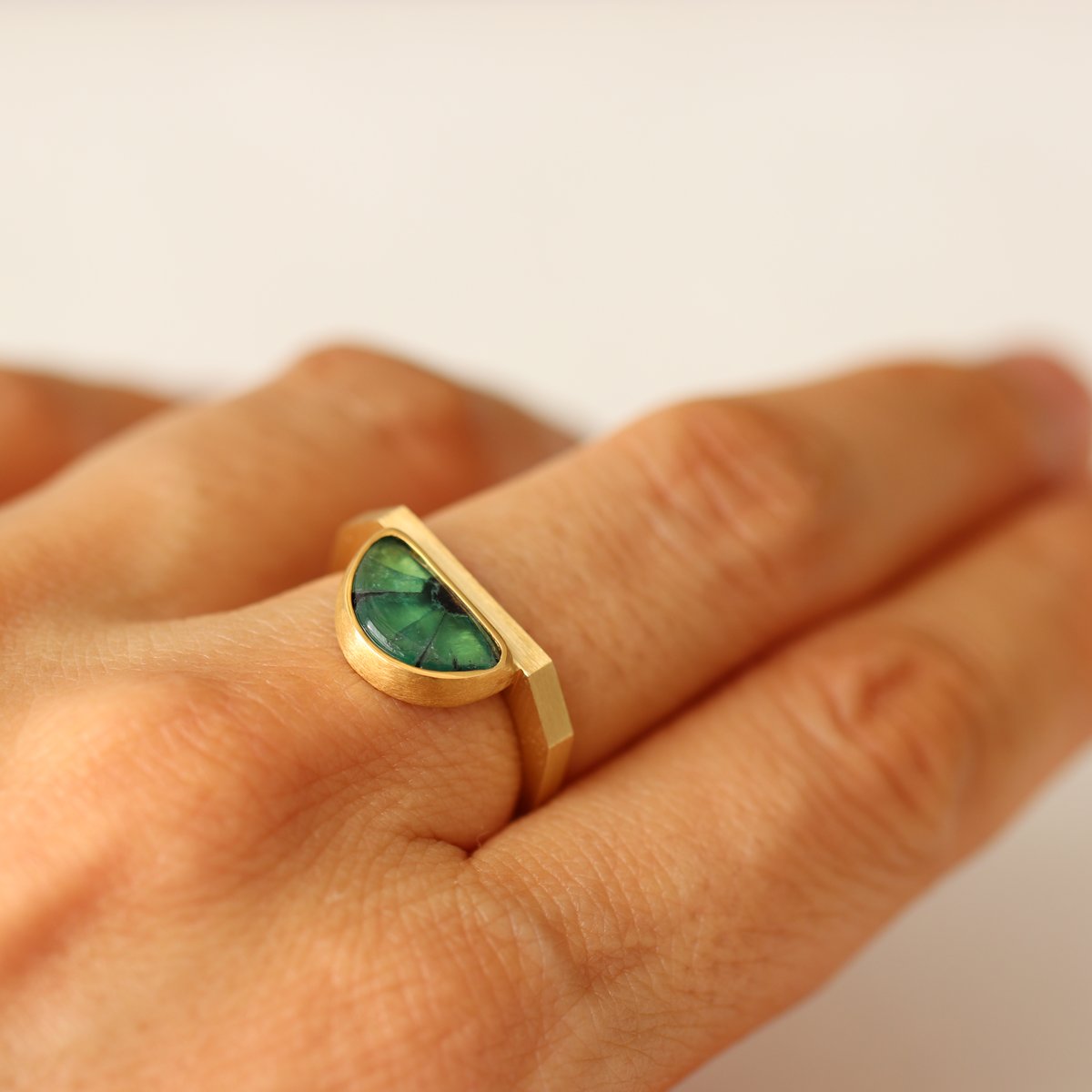 K18WG トラピッチェエメラルド4.04ct ダイヤモンド0.31ct リング K18WG トラピッチェエメラルド4.04ct ダイヤモンド0.31ct リング