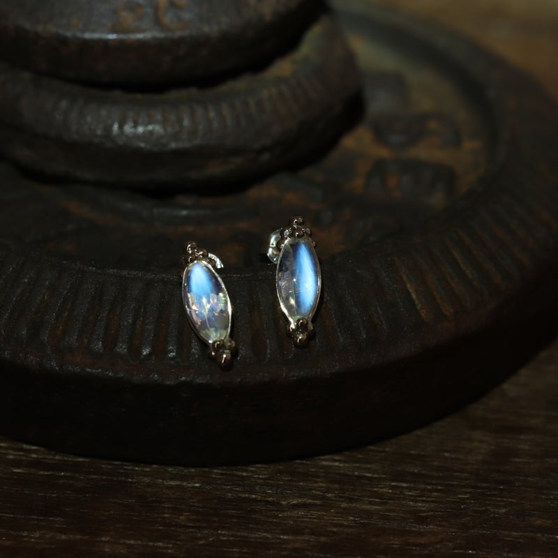 ムーンストーンピアス【K18WG】両耳1セット | RYNTBLUE