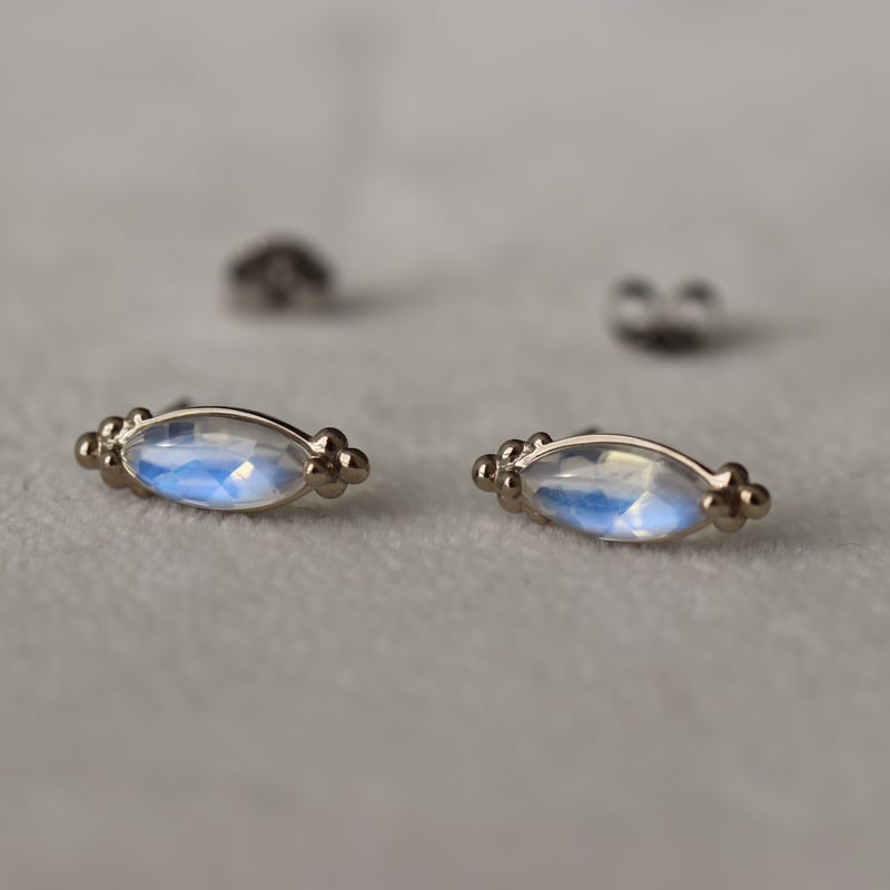 ムーンストーンピアス【K18WG】両耳1セット | RYNTBLUE