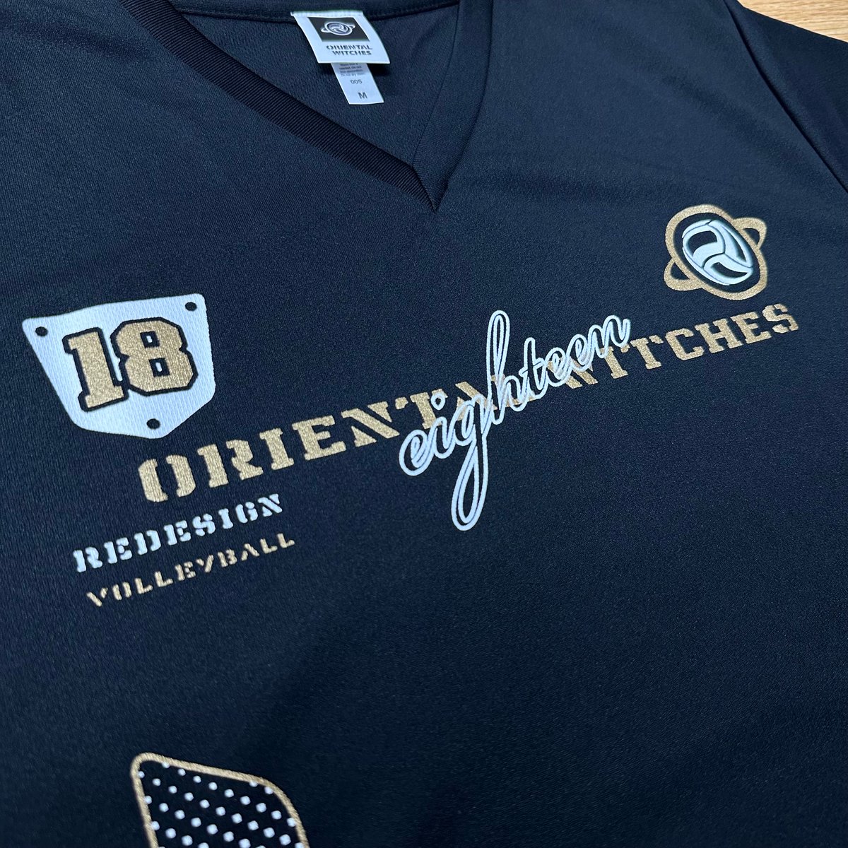 EIGHTEEN VNECK ブラック（ゴールド×ホワイト） | ORIENTAL WITCHES