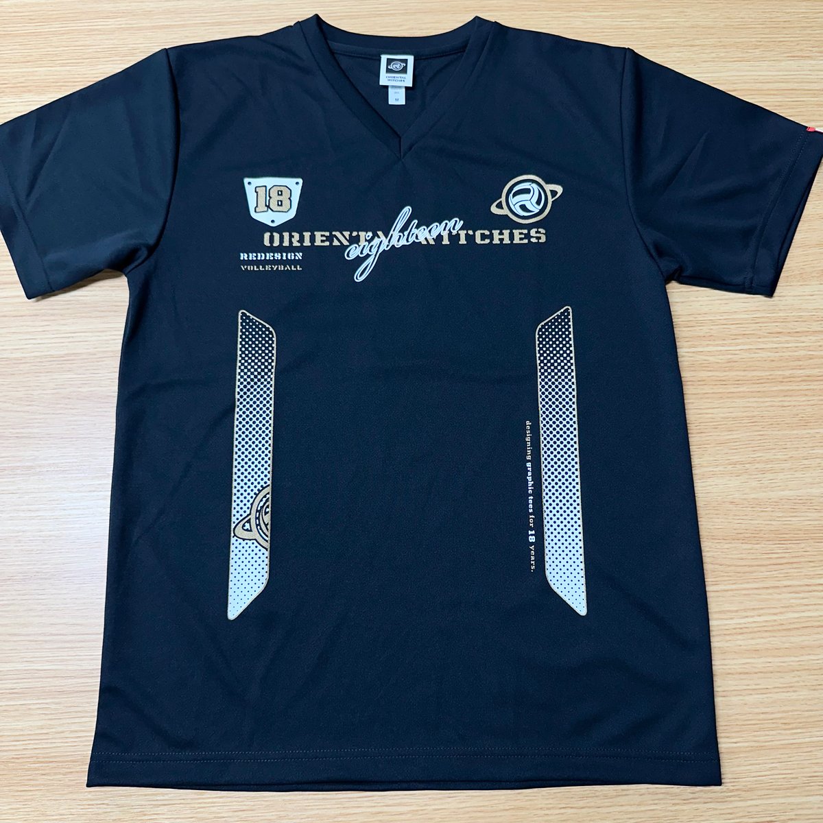 EIGHTEEN VNECK ブラック（ゴールド×ホワイト） | ORIENTAL WITCHES