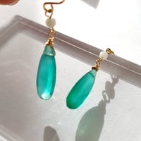 グリーンオニキスのロングドロップピアス／イヤリング