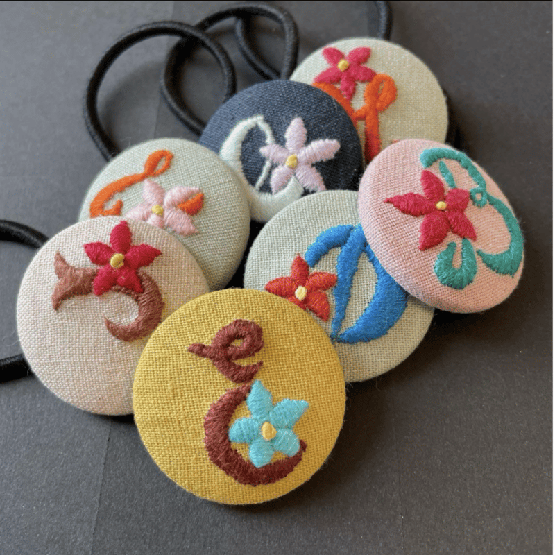 【オーダー専用】小花柄刺繍くるみボタン＊ヘアゴム お花刺繍ヘアゴム くるみボタン ヘアゴム cocomu 通販 18506589