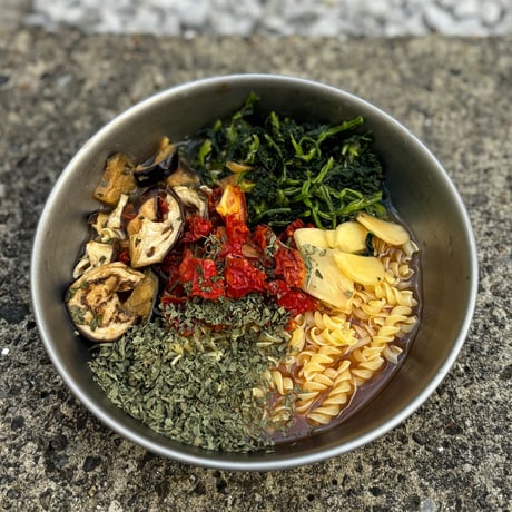なすと完熟トマトとバジルのショートパスタ