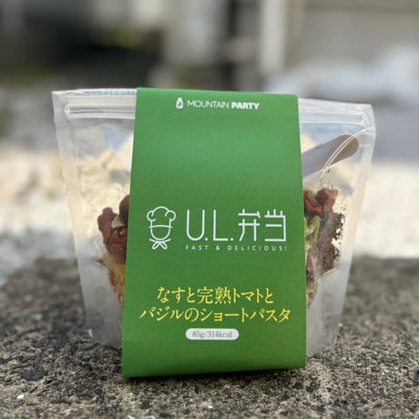 なすと完熟トマトとバジルのショートパスタ