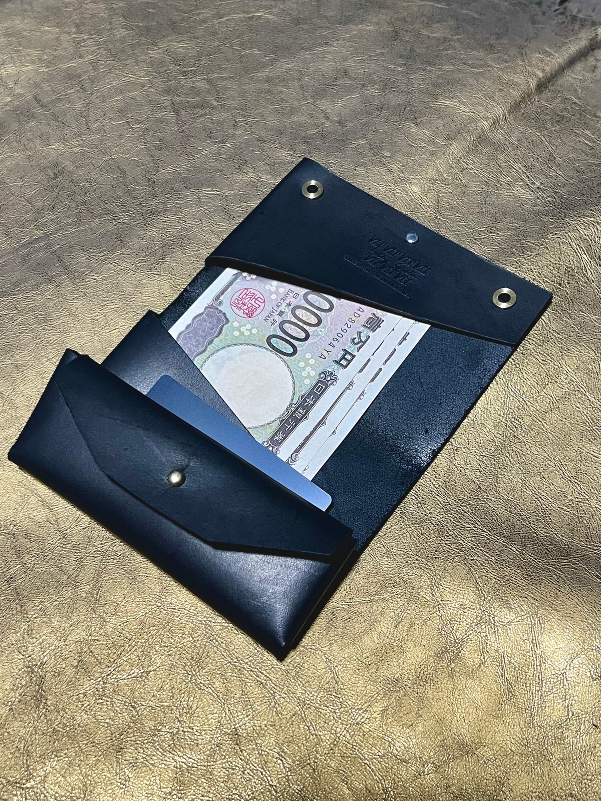 【ななのすけくんの財布】イエローバージョン　姫路レザー　隕石パウダー使用　龍神 ななのすけくんの財布】隕石パウダーが使用されたシームレス財布