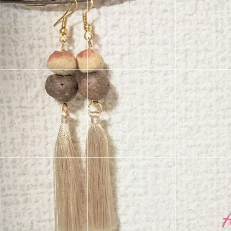 アロマ香るアクセサリー #7 光沢ベージュタッセルピアス（限定色陶 