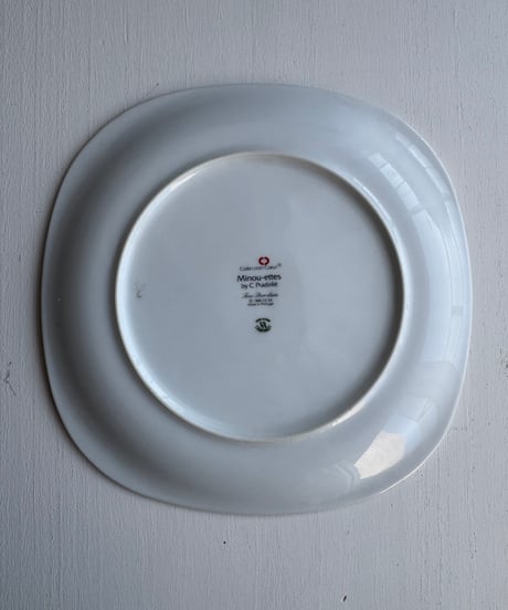 Ornamental Plate/White Cat