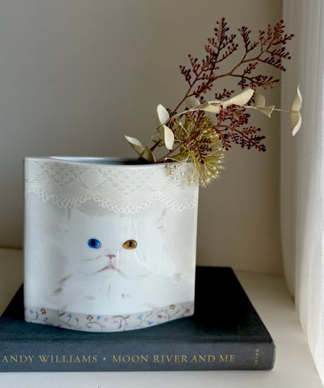 Flower Vase/White Cat