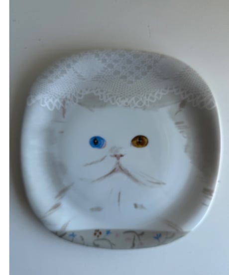 Ornamental Plate/White Cat