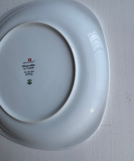 Ornamental Plate/White Cat