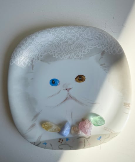 Ornamental Plate/White Cat