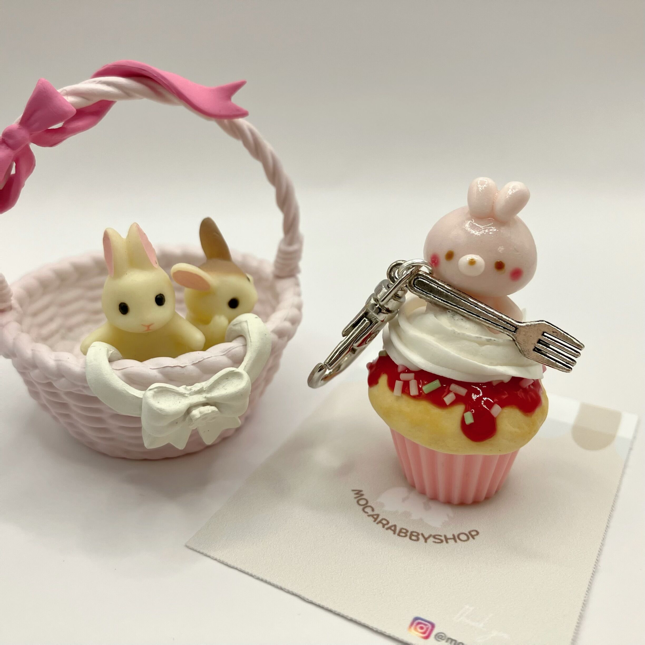 蓄光☆カラフルカップケーキ　どうぶつ　レジンパーツ　チャーム　アニマル　スイーツ どうぶつカップケーキチャーム[うさぎ] | mocarabby