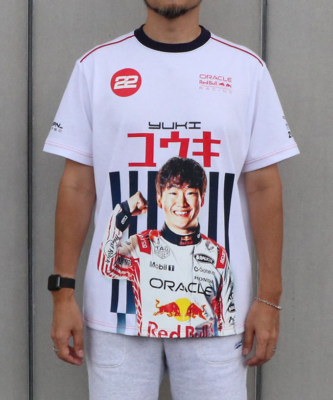 角田裕毅　サイン入りTシャツ F1日本GPを前に角田裕毅コラボグッズが登場。ファン目線で作られ