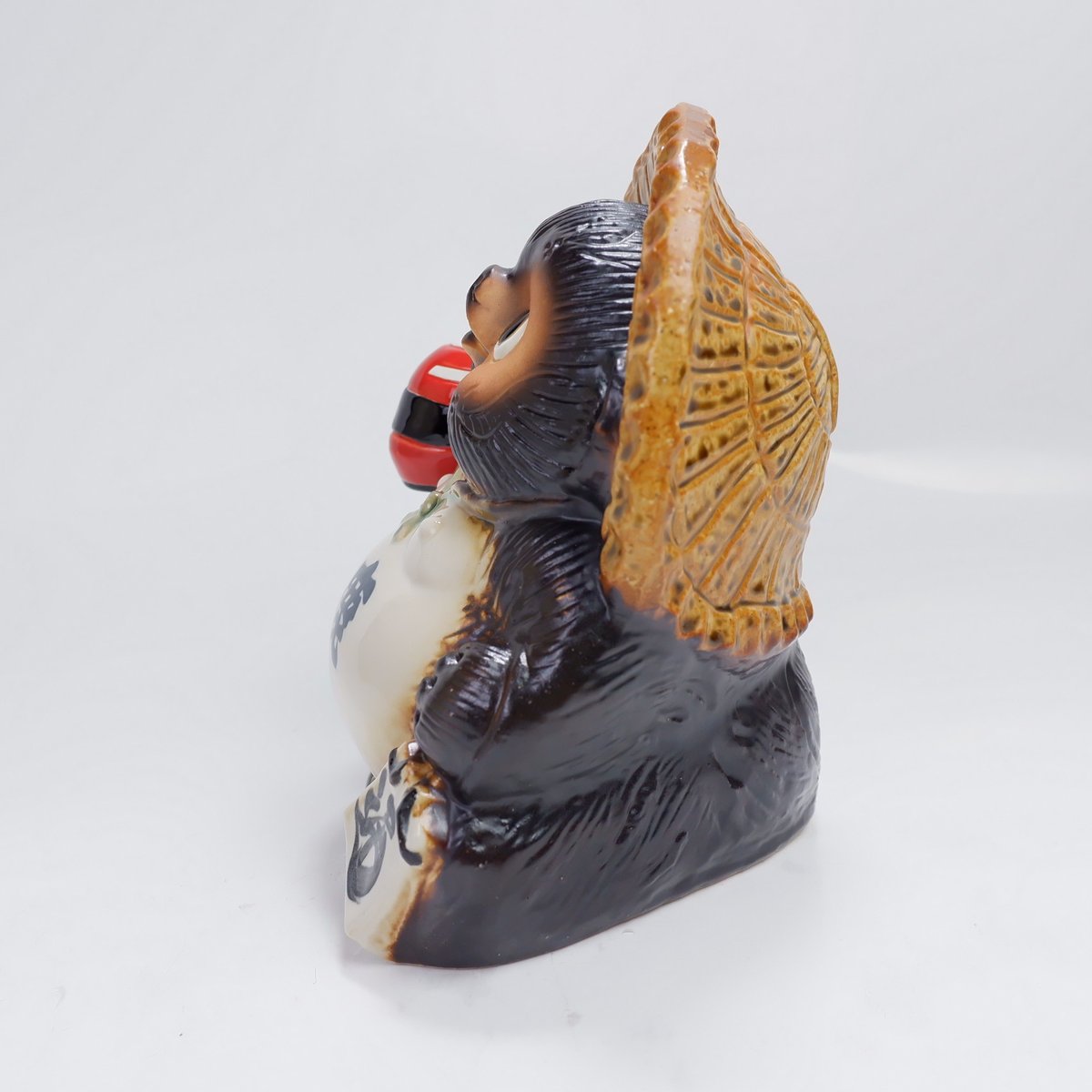 信楽焼のスズ 数量限定／再入荷】2025 鈴鹿限定 信楽焼たぬき(赤) | mobilitystation