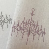 刺繍生地　シャンデリア　生地パールグレー/刺繍パープル(モーヴミスト)