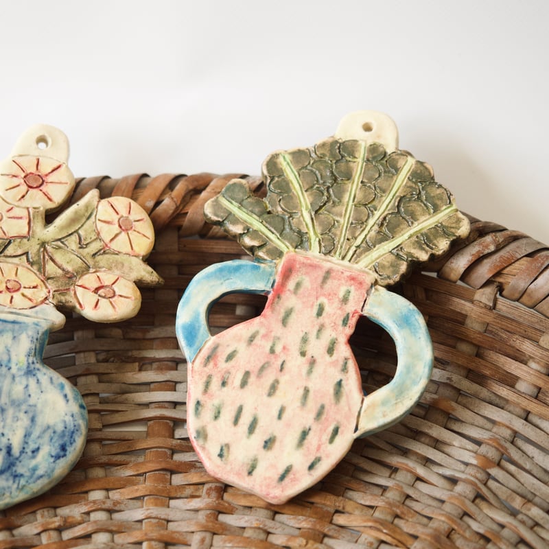 花瓶にささったほうれん草の壁掛け | Boris Pottery | daughter