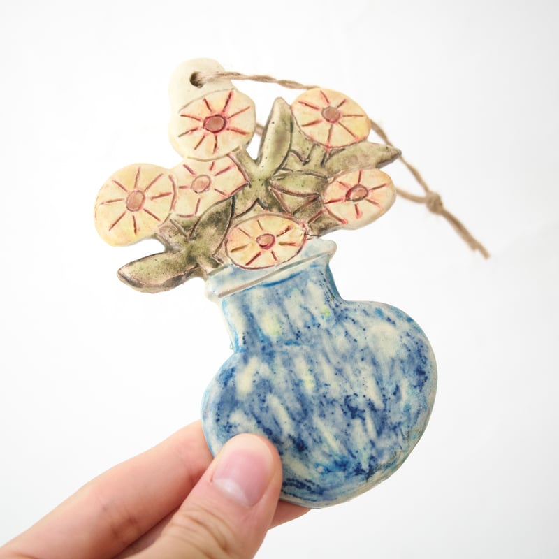 青い花瓶がお気に入りの黄色いたんぽぽの壁掛け | Boris Pottery