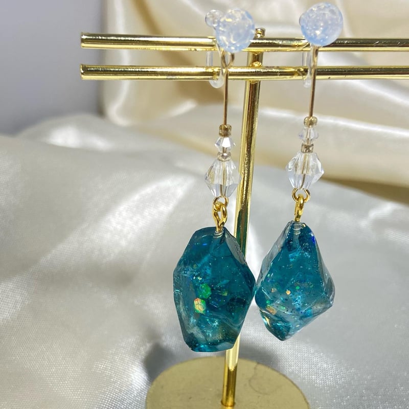 レジンピアス】ノンホールピアス レジン チェコビーズ エメラルド