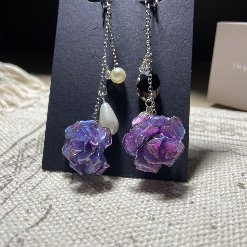 ハンドメイド】チェーンピアス チェコビーズ バラ(ディップフラワー