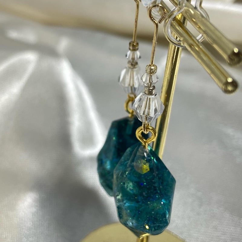 レジンピアス】ノンホールピアス レジン チェコビーズ エメラルド