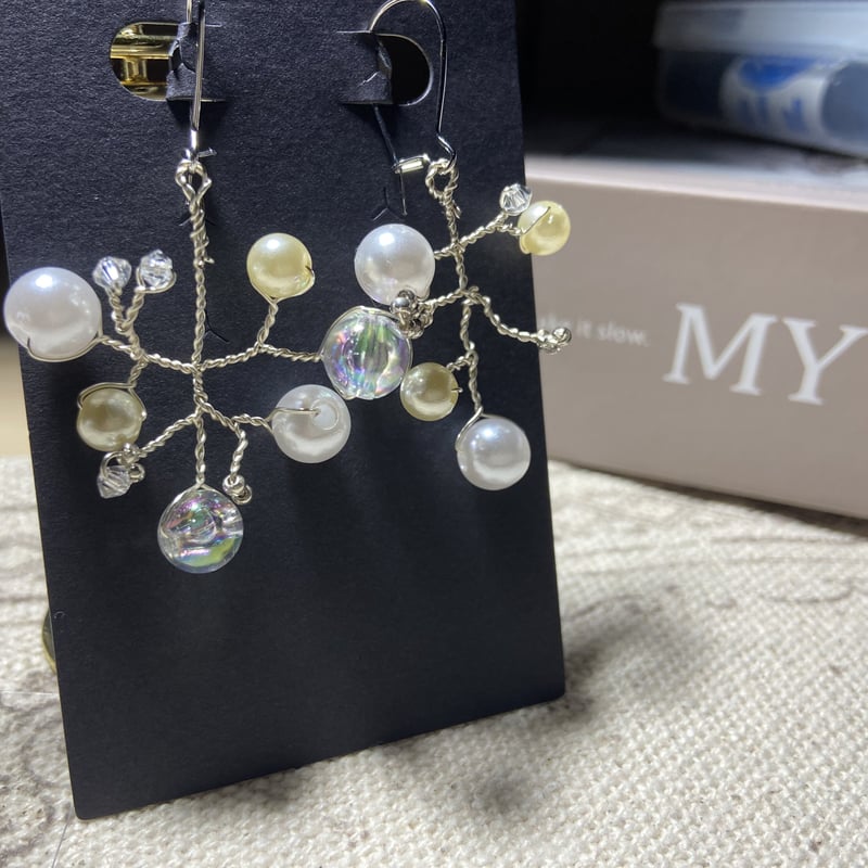 ハンドメイド】ビーズ小枝ピアス ワイヤーアレンジ アシンメトリー 