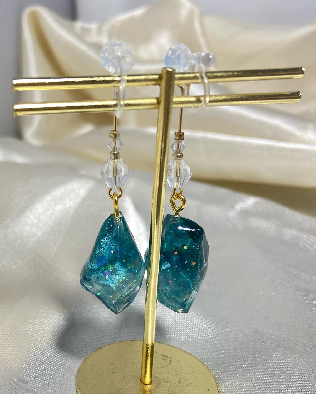 レジンピアス】ノンホールピアス レジン チェコビーズ エメラルド 
