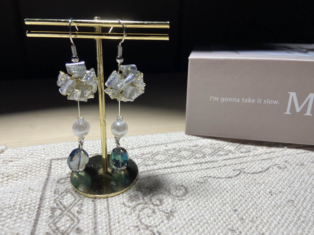 ハンドメイド】ディップフラワー ピアス 白バラ ビーズ フックピアス