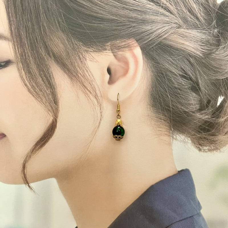 3.ホタルガラス風 グリーン×ゴールド フックピアス ハンドメイド