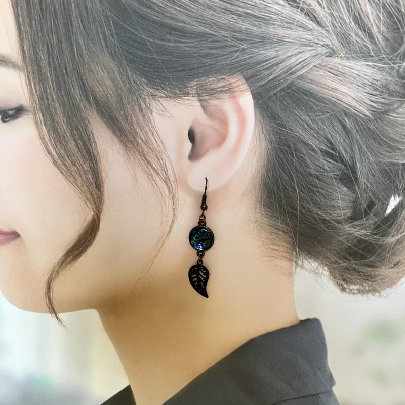 ハンドメイドピアス1603 40.螺鈿細工風 アンティーク調 レジン フックピアス