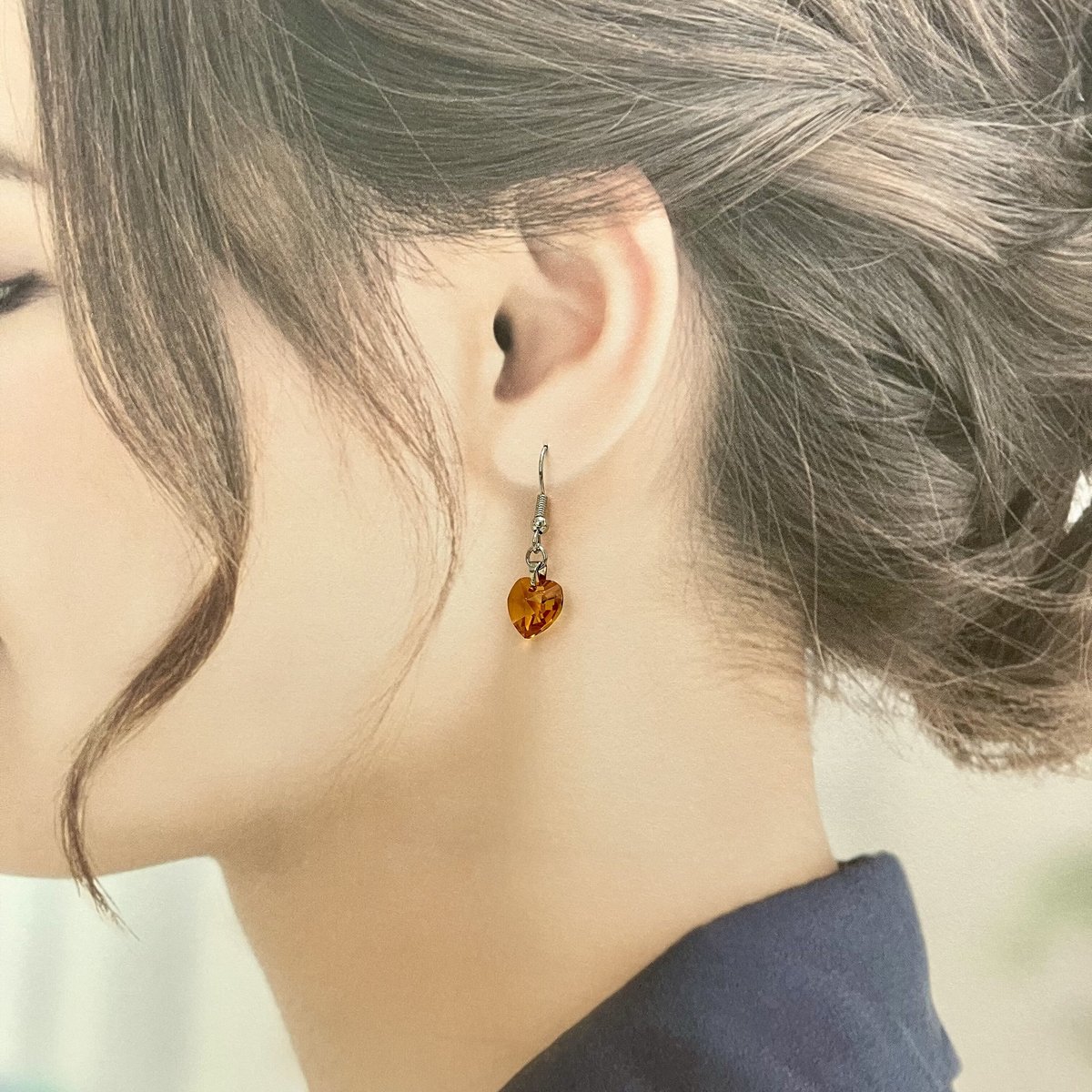 ハンドメイド　フックピアス 17.ハート ガラスカット 琥珀色 シルバー フックピアス