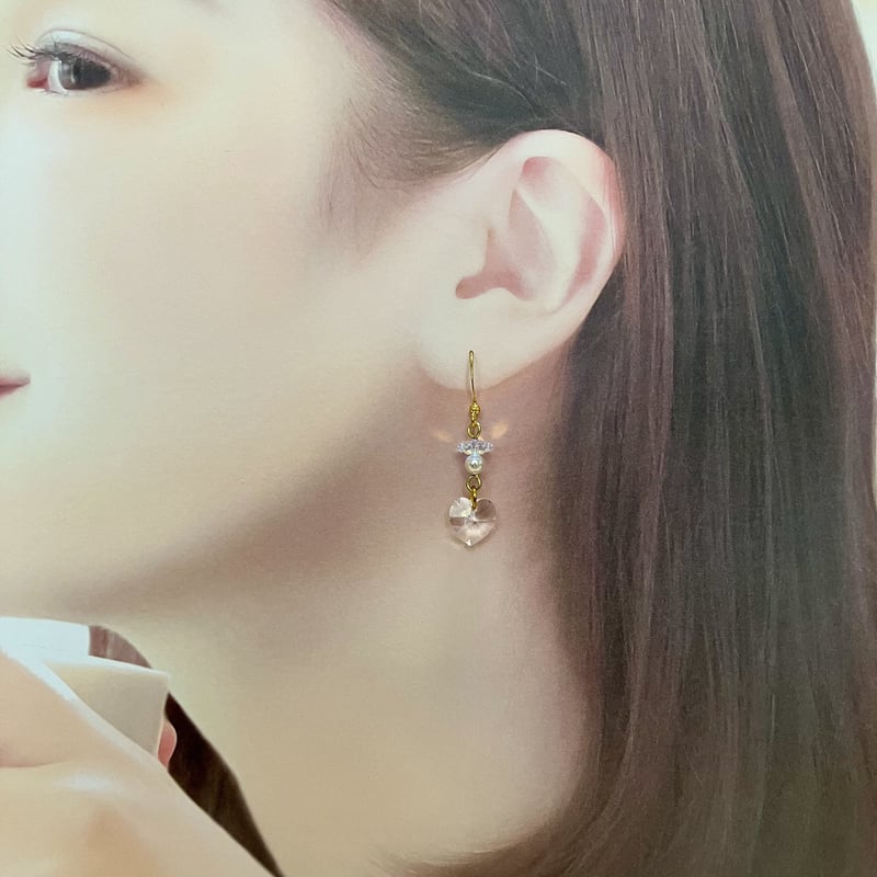 6.クリスタルハート オーロラ ガラスカット ゴールド フックピアス