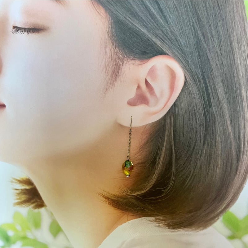 66.天然石 トンボ玉風ビーズ グリーン系 アシメデザイン フックピアス