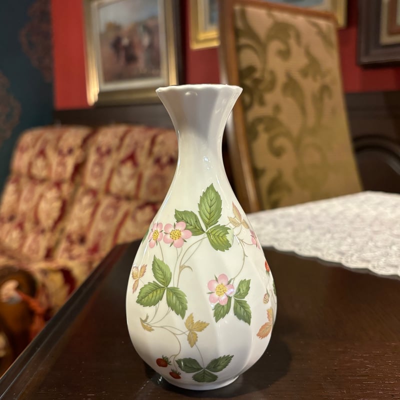 ウェッジウッド  ワイルドストロベリー　花瓶　箱付き WEDGWOOD(ウェッジウッド) ワイルドストロベリー 花瓶