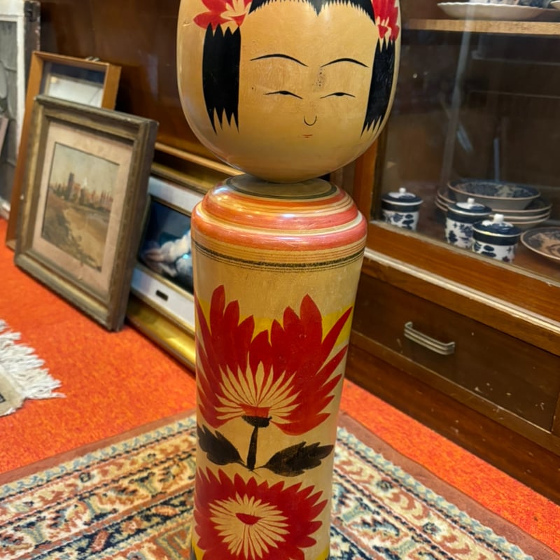 大きな大きなこけしさん | アンティーク家具と喫茶キャバレーのネット