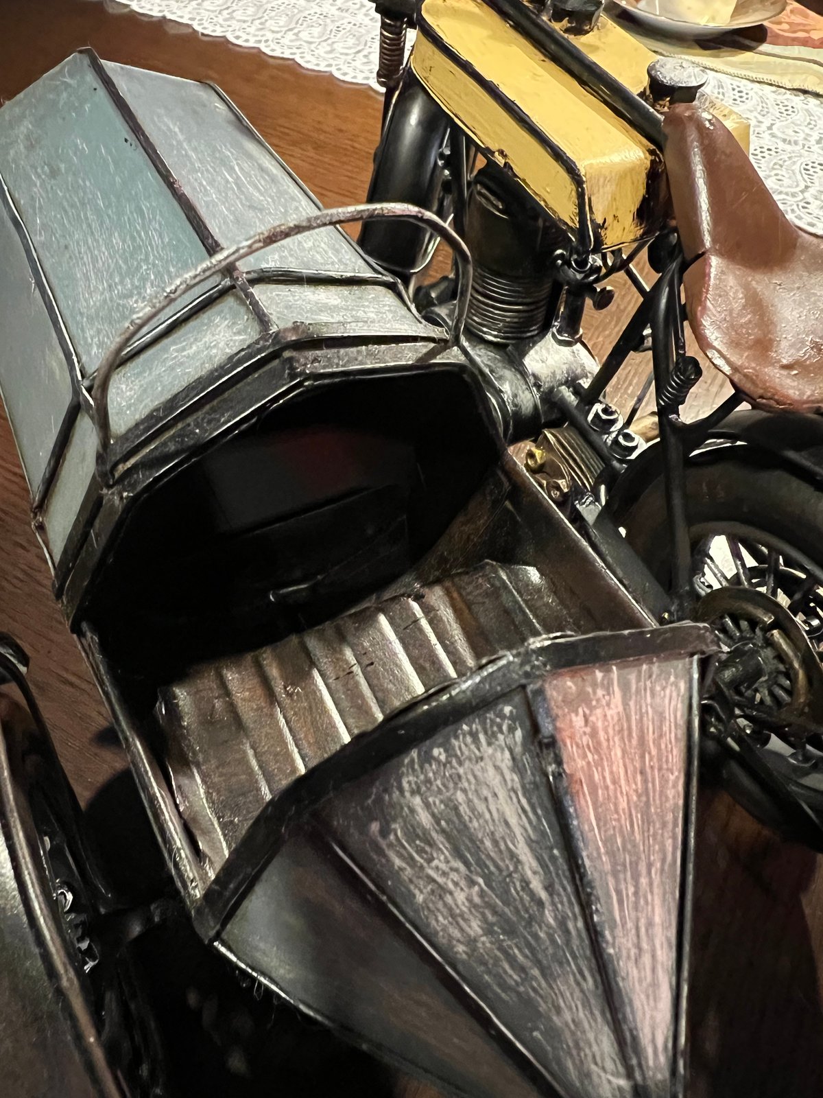 ヴィンテージ　ブリキ板模型オートバイ　サイドカー付き Amazon.co.jp: バイク 置物 おしゃれ アンティーク調 レトロ