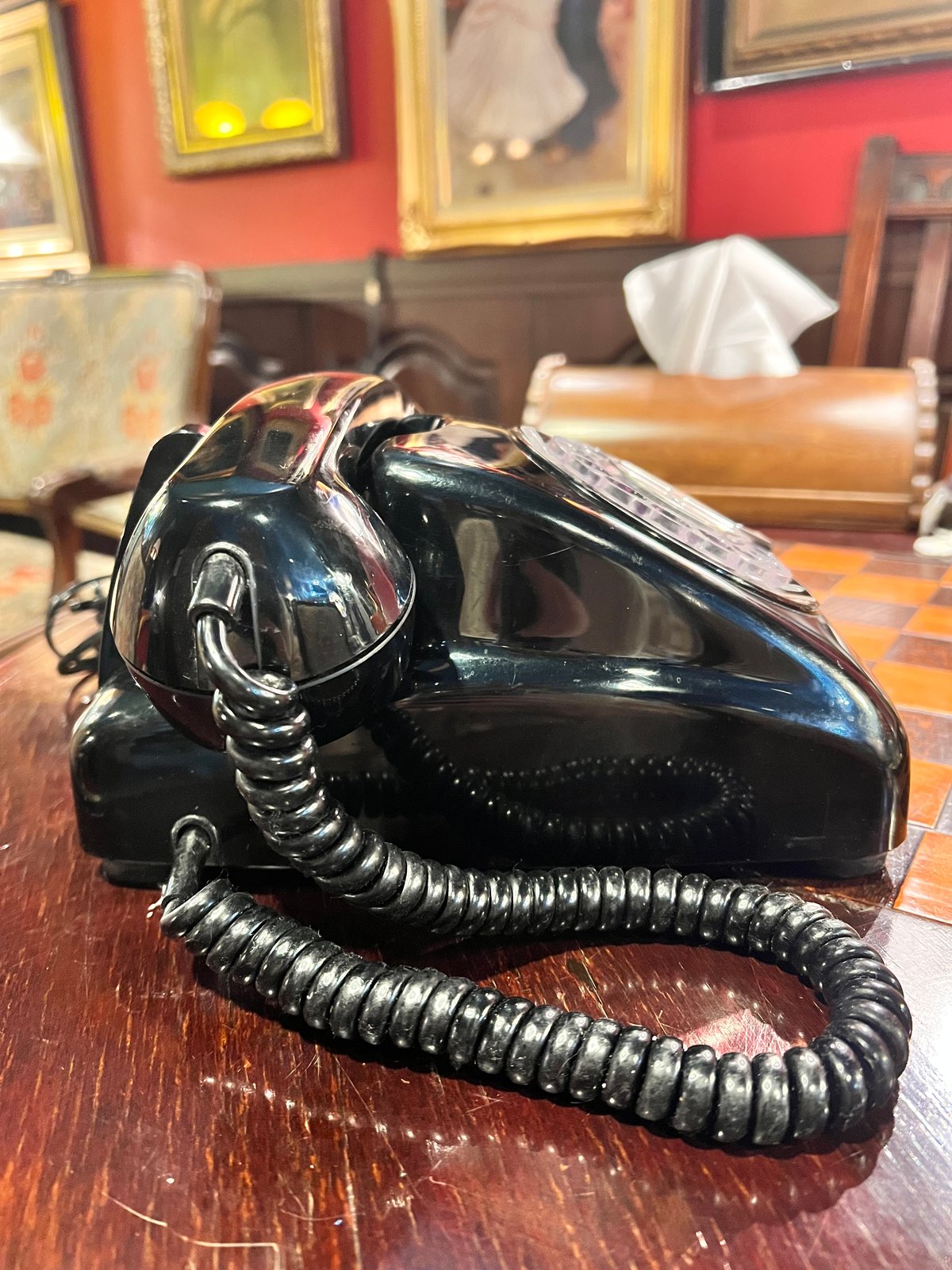 昭和レトロ】ダイヤル式黒電話 | アンティーク家具と喫茶キャバレーの