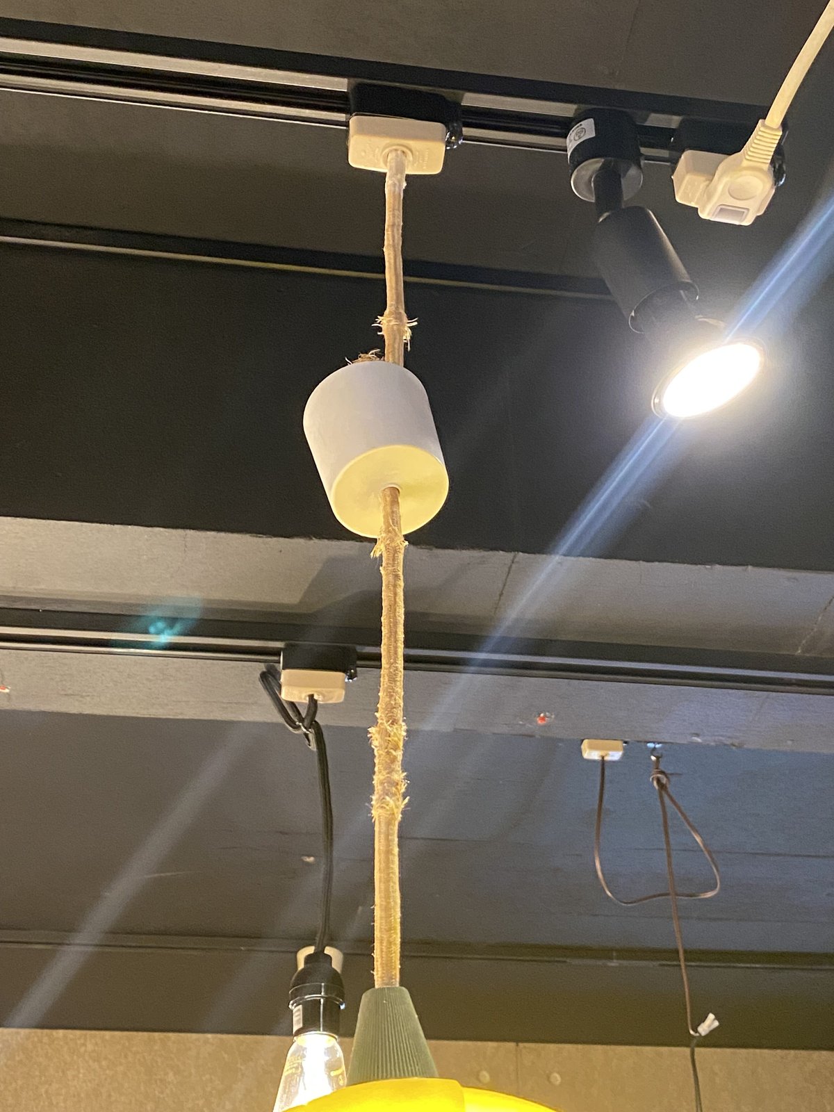 レトロなチューリップの形をしたペンダントライト