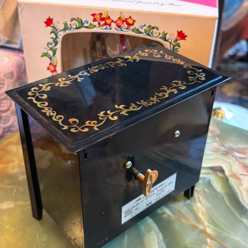 JANICA カラーテレビ型オルゴール | アンティーク家具と喫茶キャバレー