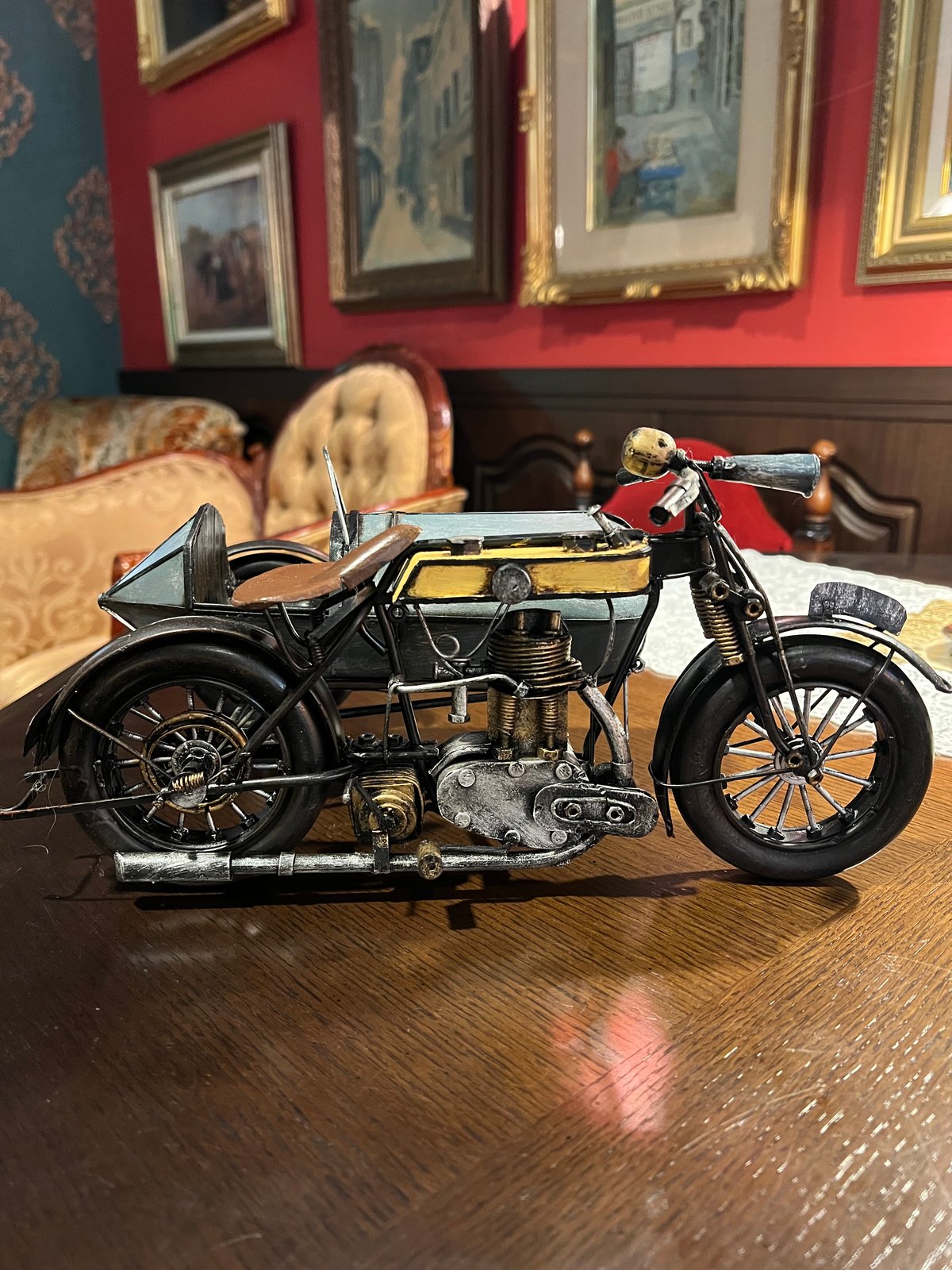 ブリキ製のサイドカー付きバイク | アンティーク家具と喫茶