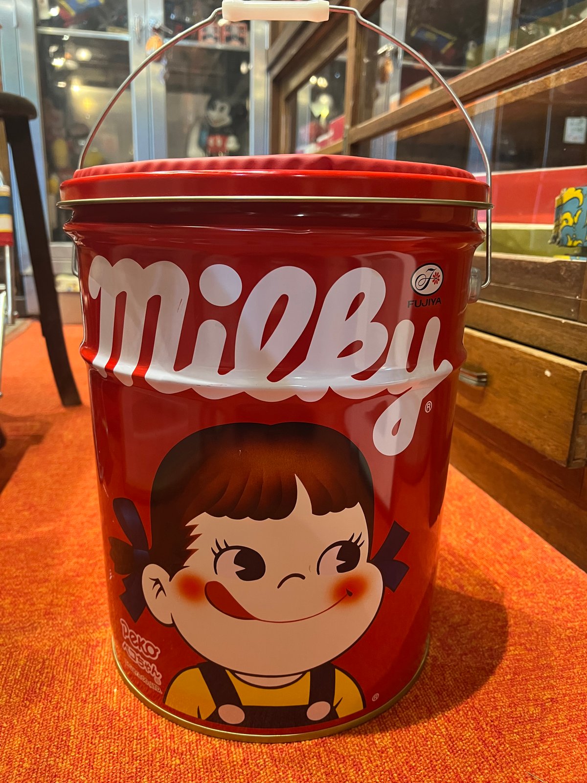 不二家☆ペコちゃん缶スツール Amazon.co.jp: 不二家ペコちゃんスツール缶 : おもちゃ