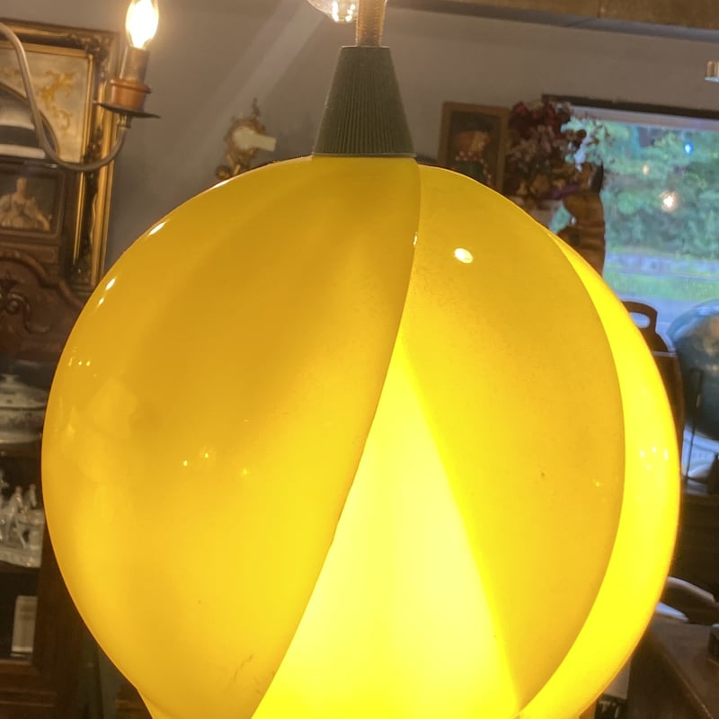レトロなチューリップの形をしたペンダントライト