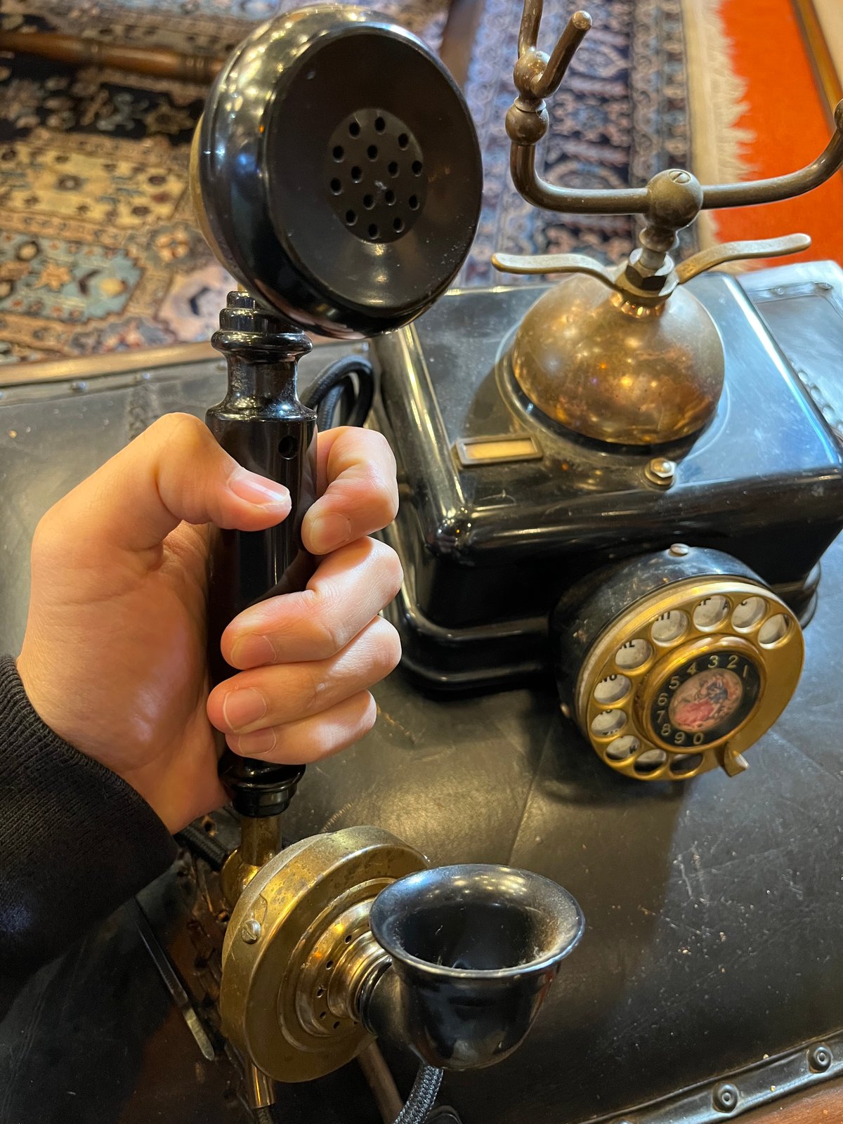 日本製 バブル時代のダイヤル式西洋モチーフ固定電話 | アンティーク