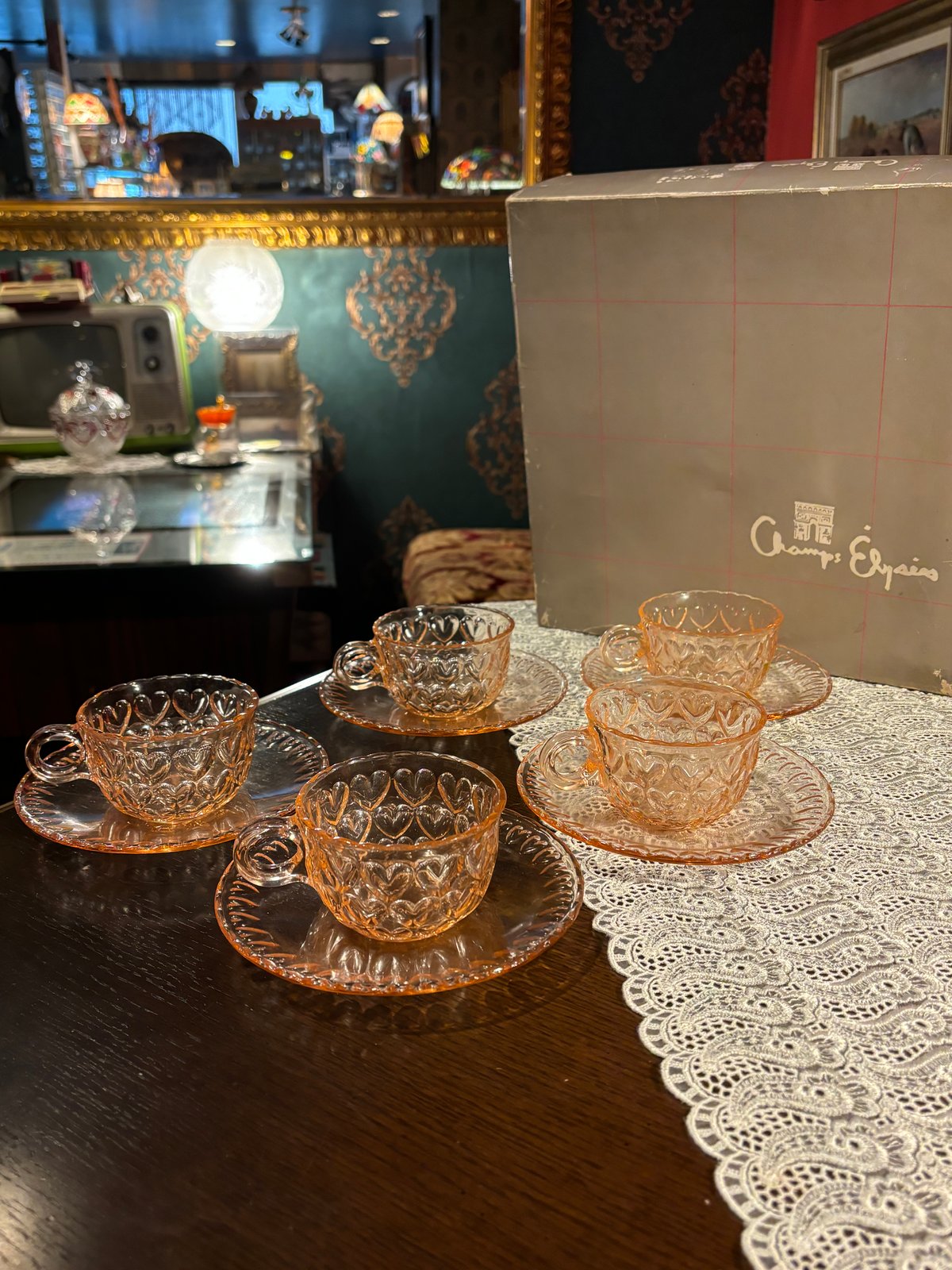 新品未使用洋風のトレー3枚！高級ティーカップ5セット付き綺麗です。 新品未使用洋風のトレー3枚！高級ティーカップ5セット付き綺麗です。