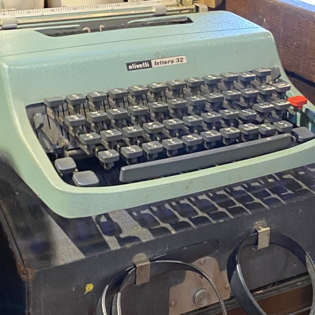 パソコン、ワープロ！いや、タイプライターでしょ！olivetti lettera 32 オリベッティ