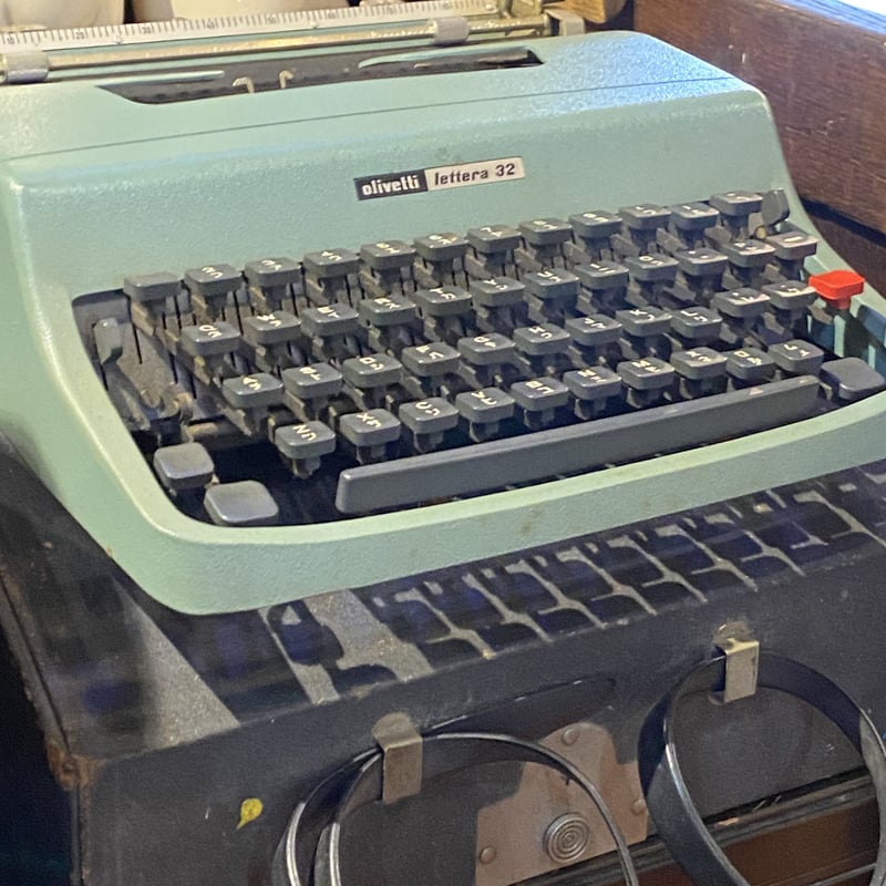 パソコン、ワープロ！いや、タイプライターでしょ！olivetti lettera